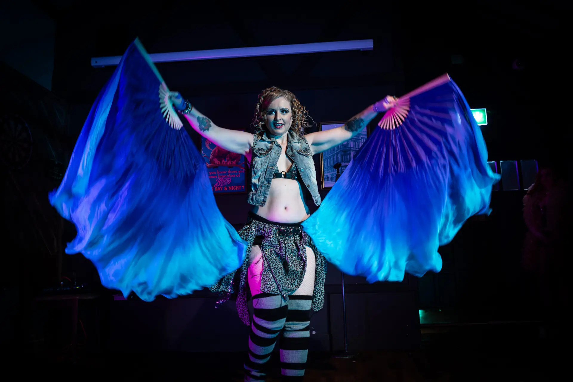 Fan veils bellydance